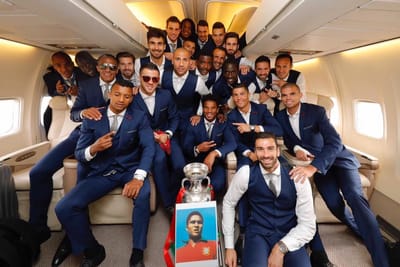 A história da foto de Eusébio que a Seleção trouxe de França - TVI