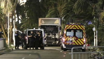 Nice: motociclista tentou travar o camião e acabou atropelado - TVI