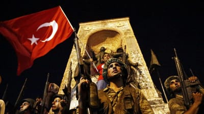 Tribunais turcos prendem 32 mil pessoas por ligações a Fethullah Gulen - TVI