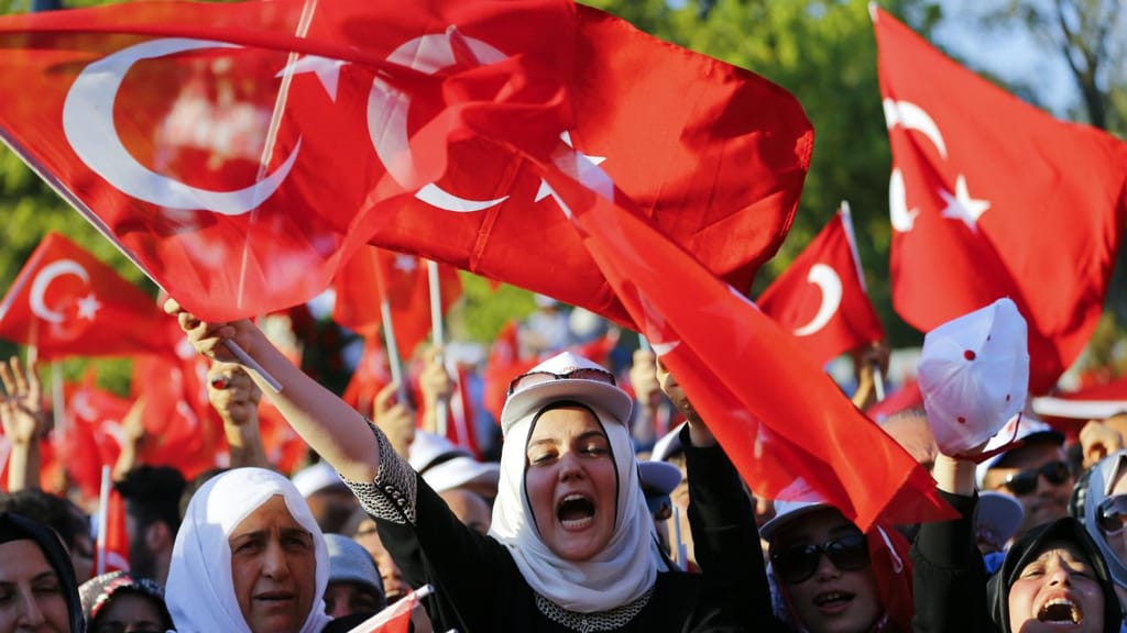 Turquia: Homenagens às vítimas e apoio a Erdogan