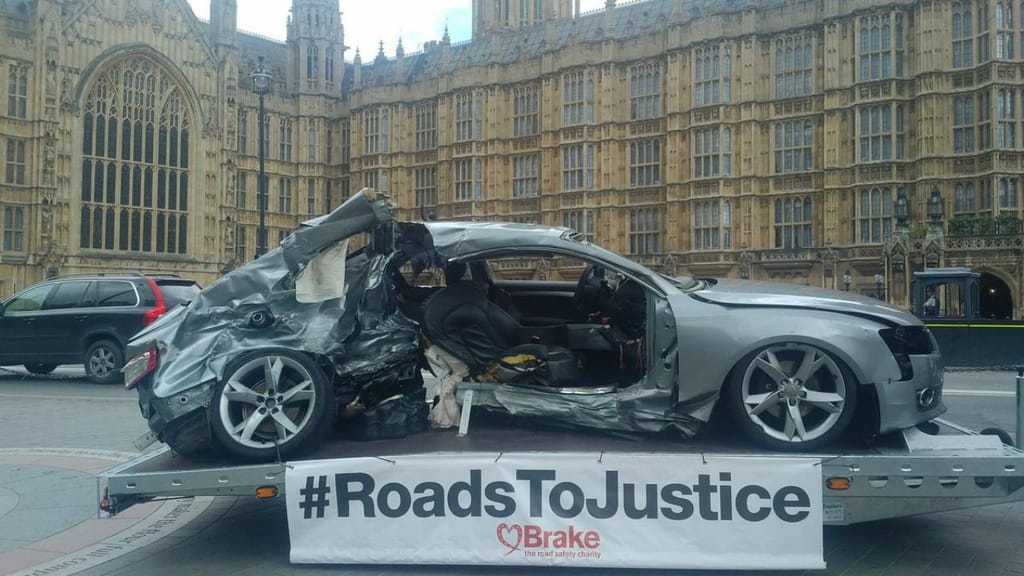 Destroços de automóvel expostos junto ao Parlamento britânico