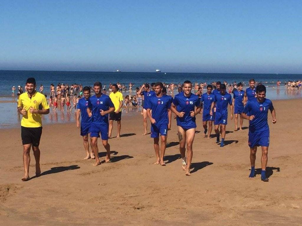 Belenenses a treinar na praia de Carcavelos (fotos Facebook do Belenenses)