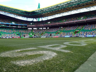Alvalade cantou o hino e jogadores do Sporting jogam com nome em braille - TVI