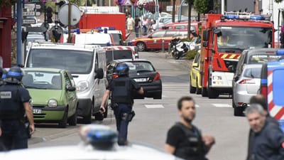 Novo atentado em França: um padre morto em sequestro a igreja - TVI