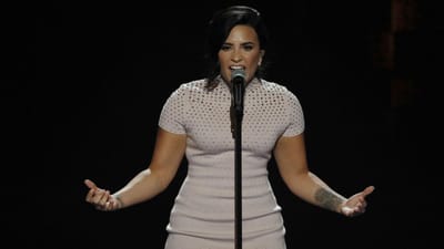 Demi Lovato "está estável e acompanhada pela família" - TVI