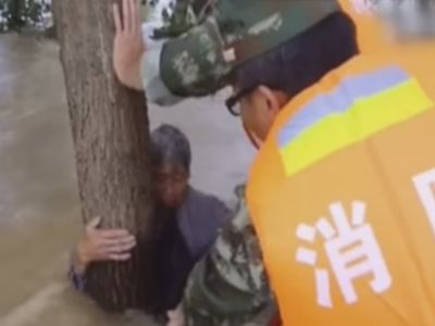 Homem consegue salvar esposa antes de morrer nas cheias da China - TVI