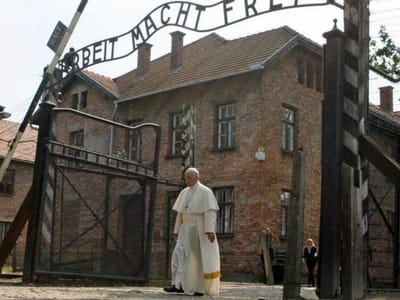 Papa em Auschwitz comovido num “lugar de horror” - TVI