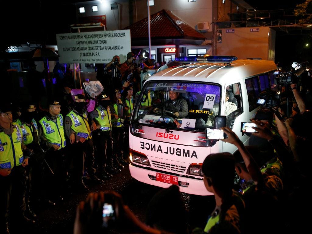Ambulância que transporta restos mortais de prisioneiro executado deixa o porto da ilha penal de Nusa Kambangan, em Cilacap, Central Java, Indonésia