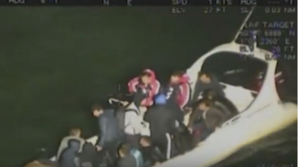Refugiados tentam atravessar Canal da Mancha num semirrígido