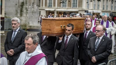 Duas mil pessoas no funeral de padre degolado por extremistas - TVI