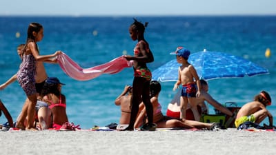 Calor excessivo em Matosinhos leva INEM à praia para assistir pessoas - TVI