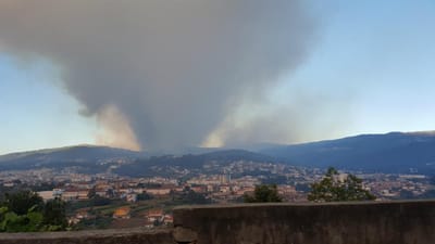 Mais de 4.000 bombeiros combatem fogos no país - TVI