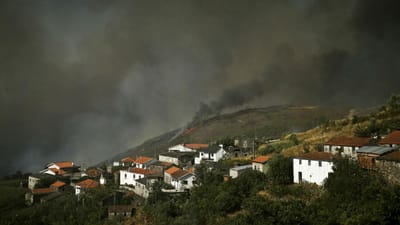 Fogo em Arouca está “descontrolado”, várias povoações evacuadas - TVI