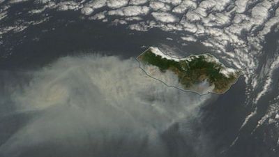 Fumo dos incêndios na Madeira visto do espaço - TVI