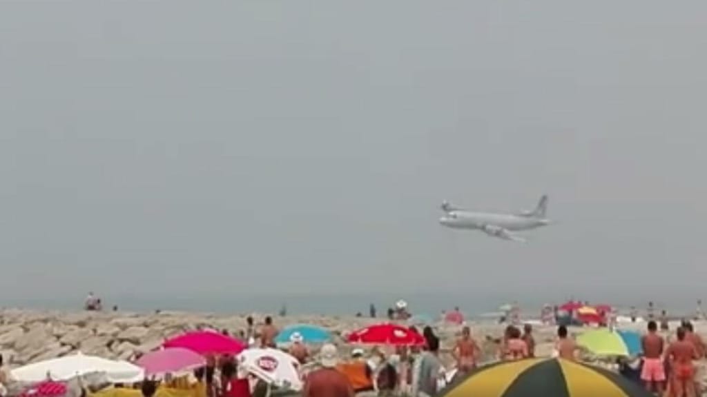 Avião da Força Aérea passa muito rente à praia da Costa Nova