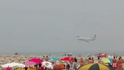 Avião passa mesmo rente à praia na Costa Nova e assusta banhistas - TVI