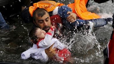 GNR salva oito migrantes no Mar Egeu - TVI