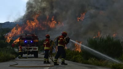 Chamas em Melgaço ainda preocupam bombeiros - TVI
