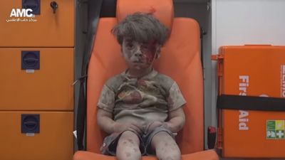 A imagem de um menino sírio que está a comover o mundo - TVI