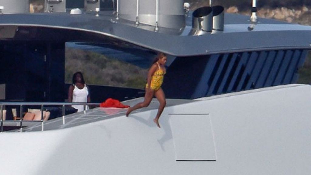 Beyoncé salta de nove metros e atira-se ao mar, em Sardenha