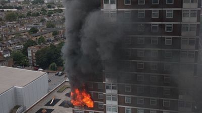 Mais de 100 bombeiros combatem incêndio em edifício de Londres - TVI