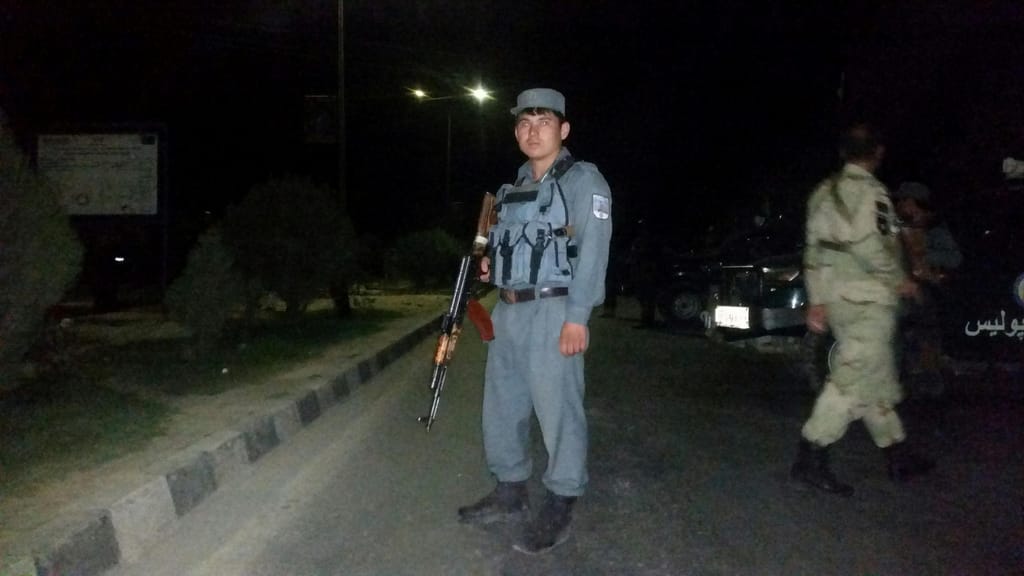 Forças de segurança em redor da Universidade Americana em Cabul