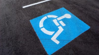 Mais de três mil multados por estacionar em lugar de deficientes - TVI