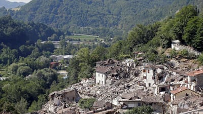Número de mortos em sismo na Itália revisto em baixa - TVI