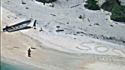 Salvos por SOS escrito na areia de praia deserta do Pacífico - TVI