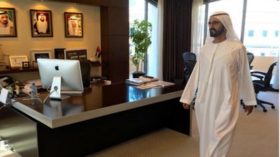 Rei do Dubai visita escritórios do governo de surpresa e despede funcionários - TVI