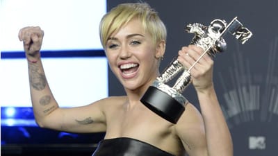 Sem-abrigo tenta vender prémio doado por Miley Cyrus - TVI
