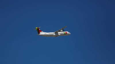 Mais um avião a cruzar-se com um drone ao chegar a Lisboa - TVI