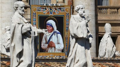 Madre Teresa de Calcutá proclamada santa pelo Papa - TVI