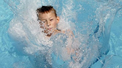 Criança de nove anos ajuda a retirar irmão da piscina e reanima-o - TVI