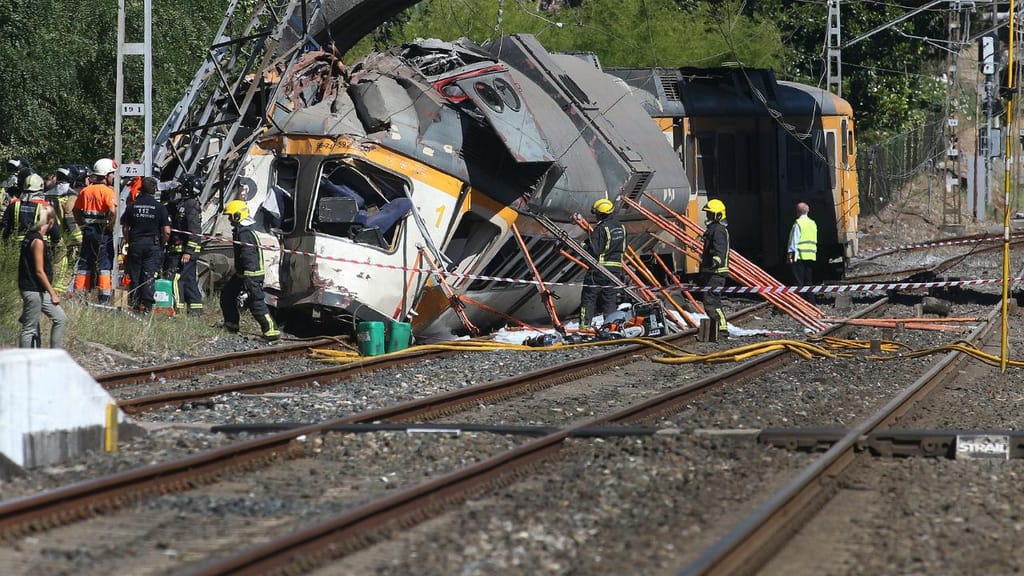 Descarrilamento de comboio da CP na Galiza. Há vítimas mortais e dezenas de feridos