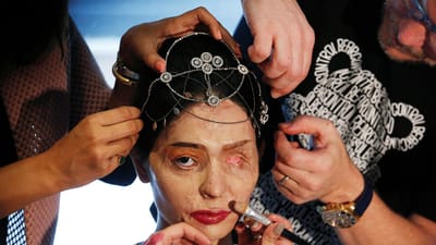 Vítima de ataque com ácido desfila na semana de moda de Nova Iorque - TVI