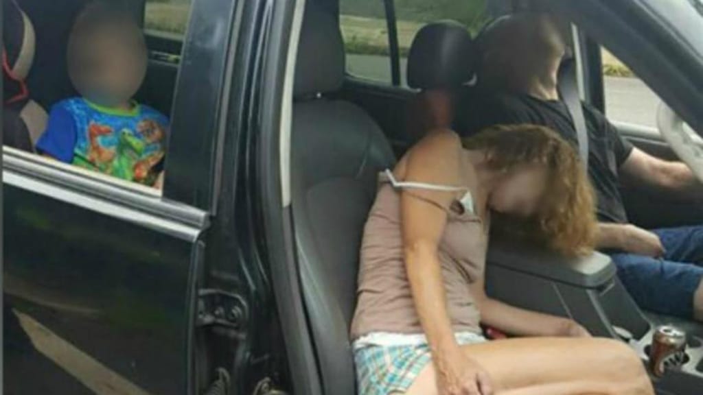 Casal encontrado em overdose com o filho no carro