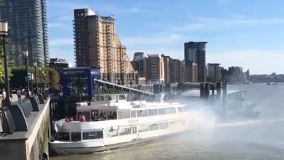 Londres: navio incendeia-se e embate contra muro no rio Tamisa - TVI