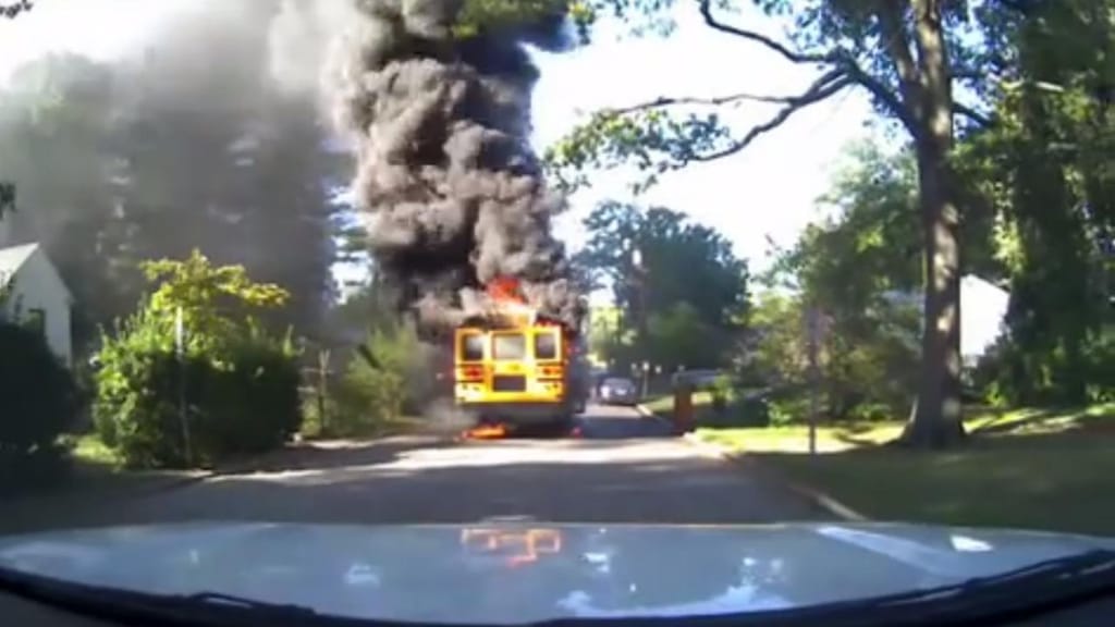 Condutora salva crianças de autocarro em chamas