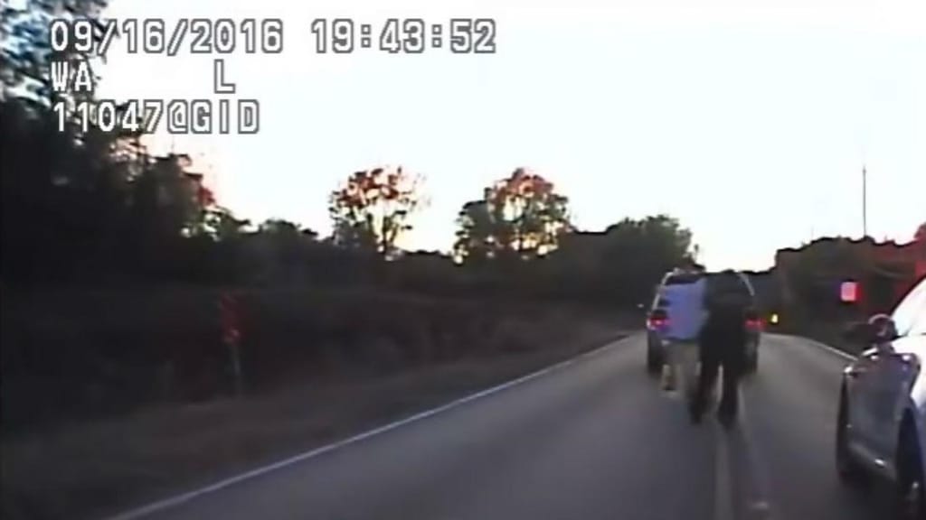 Polícia mata homem desarmado cuja carrinha se tinha avariado na estrada (Reprodução Youtube)