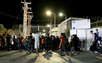 Grécia vai fechar os três maiores campos de refugiados nas ilhas do Mar Egeu - TVI