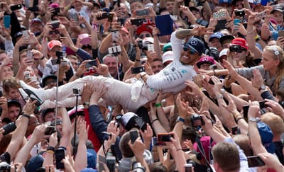 Lewis Hamilton: «Sofri muito com racismo e isso fez-me mais forte» - TVI
