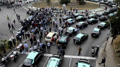 Taxistas não arredam pé do aeroporto e prometem protesto "por tempo indeterminado" - TVI