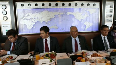 Ministro defende ligação aérea entre Macau e Portugal - TVI