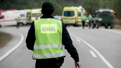 Dois mortos e um ferido grave em despiste no IC1 em Grândola - TVI