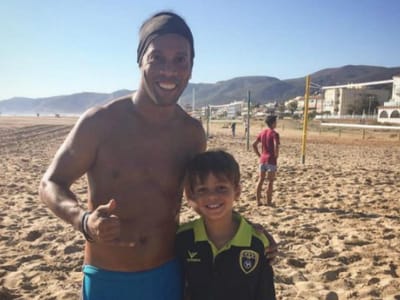 Ronaldinho tinha lugar marcado em Camp Nou mas...foi à praia - TVI