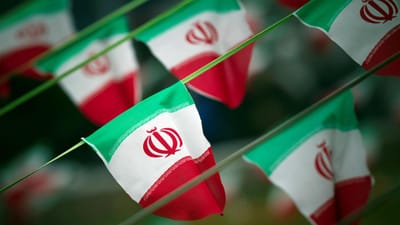 Irão revela novo sistema de defesa antiaérea de fabrico nacional - TVI