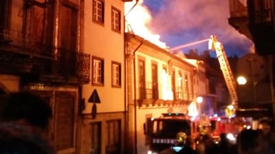 Grande incêndio no centro histórico de Guimarães - TVI