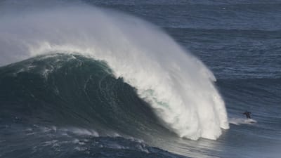 A maior onda do Mundo é da Nazaré - TVI