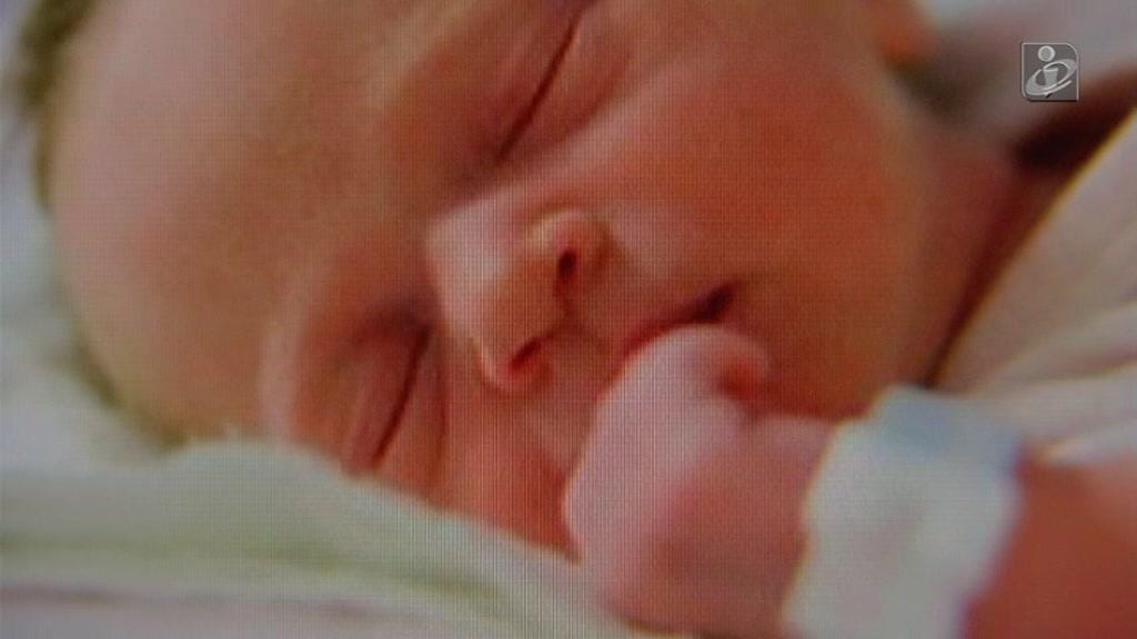 Bebé que nasceu após morte cerebral da mãe fica com o pai